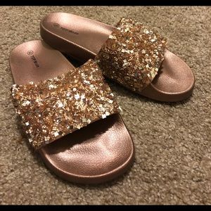 🔴NWOT TOP MODA Rose gold flakes flip flops